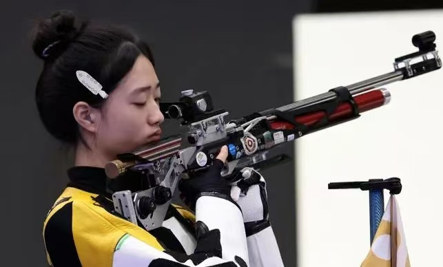 挑战极限！女子射击选手完美发挥