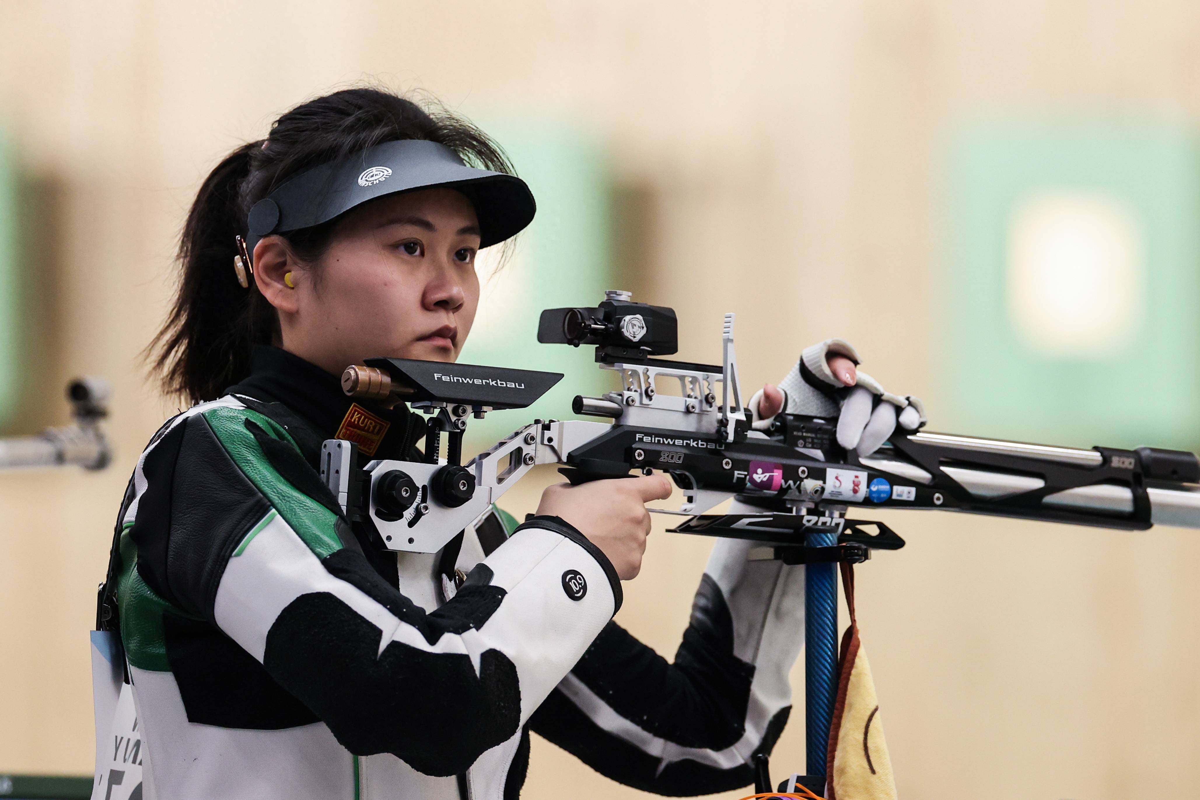 挑战极限！女子射击选手完美发挥